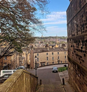 Historic 3 double bed house by castle